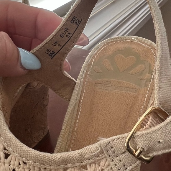 🍓 2 for $13 FERGALICIOUS wedge sandals with cork bottoms. Size 5 - Picture 8 of 8